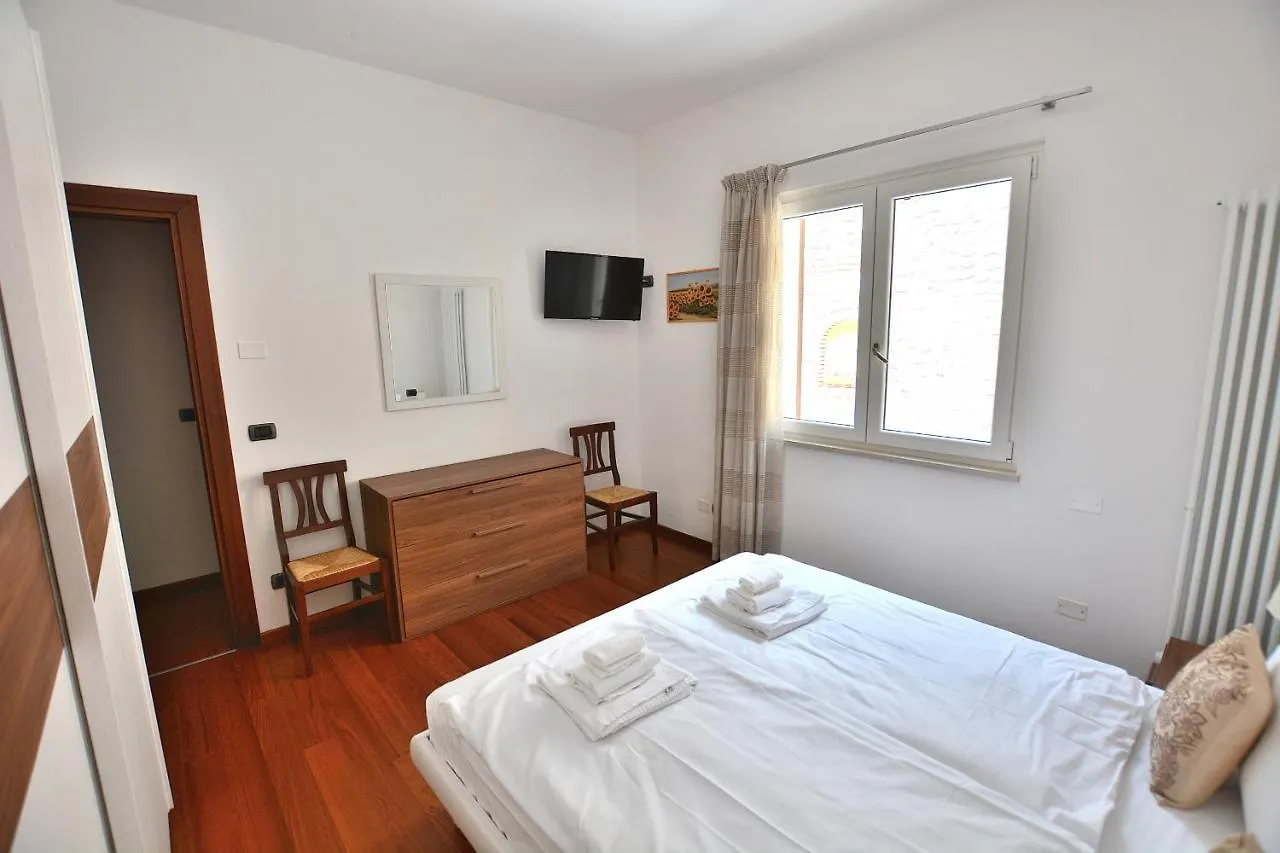 Orange Apartment In Marciaga Di Costermano